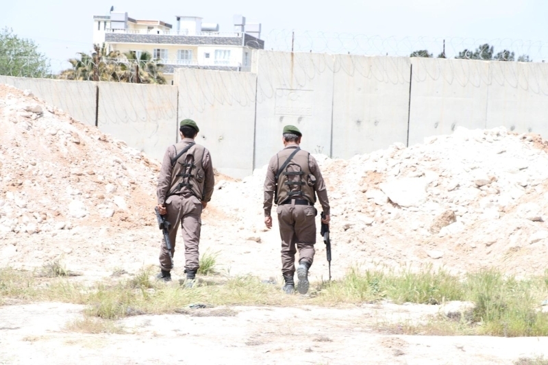 <p>Güvenlik güçlerince Barış Pınarı Harekatı bölgesinde yapılan arama tarama çalışmalarında bulunan tünellerin bazılarının ucunun Türkiye topraklarına çıkacak şekilde hazırlandığı da belirlendi. Son olarak Resulayn’da ortaya çıkarılan bir tünelin ucunun Ceylanpınar’a uzandığı tespit edildi. </p>