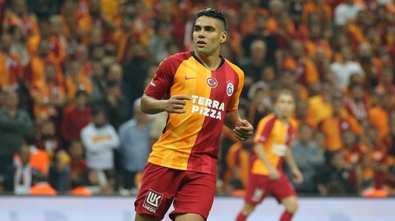<p>Bu doğrultuda, geçtiğimiz günlerde “Gereken neyse yapmaya hazırım” mesajını veren Radamel Falcao’ya, yıllık 5 milyon Euro garanti ücret yerine 3.5 milyon Euro teklif edilecek.</p>