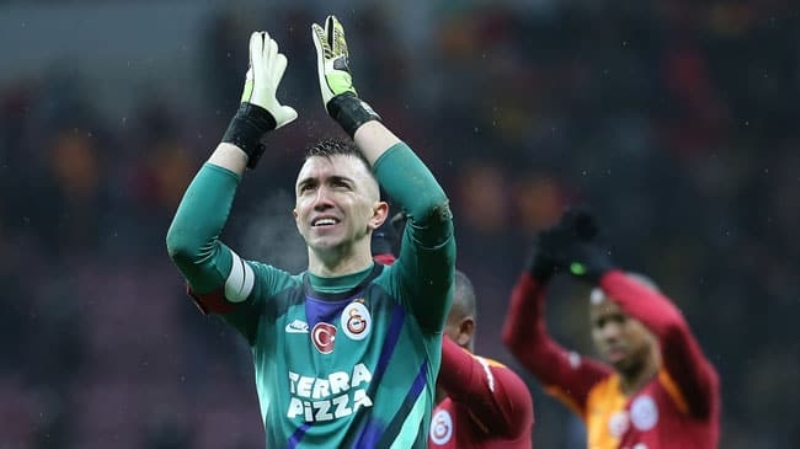 <p>Maaş skalasındaki üçüncü isim olan Fernando Muslera’ya da 3.5 milyon Euro yerine 2.5 milyon Euro yıllık ücret önerilecek.</p>