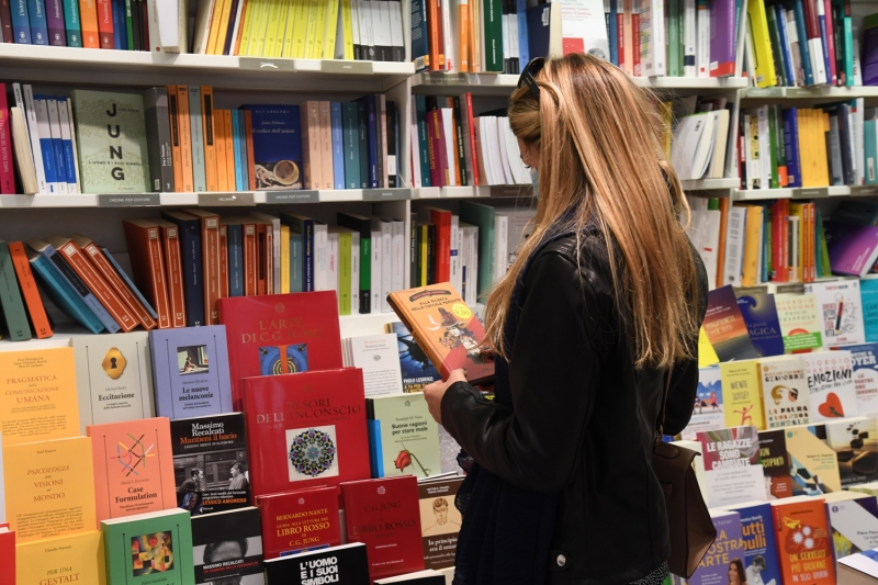 <p>İtalya'da bazı işletmeler tekrar açılıyor</p>