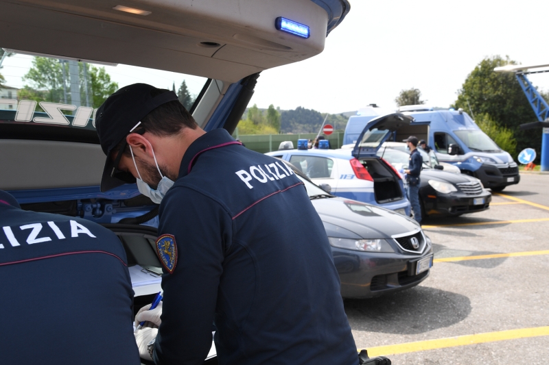 <p>Floransa şehrine giriş çıkışlarda araçlar kontrol ediliyor.</p>