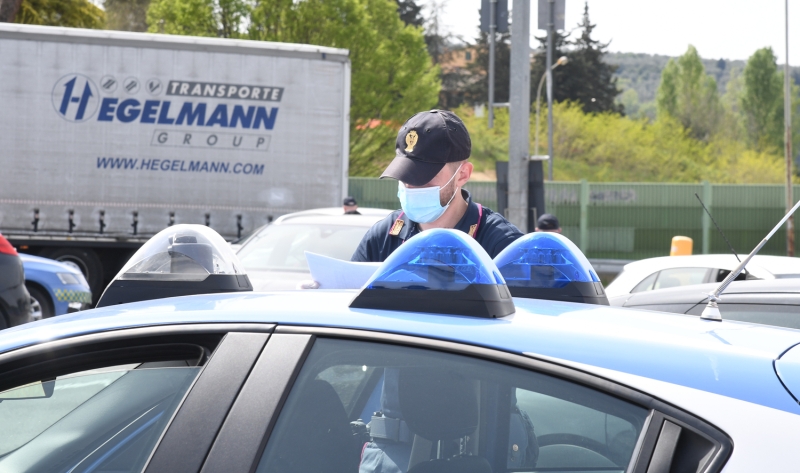 <p>Floransa şehrine giriş çıkışlarda araçlar kontrol ediliyor.</p>