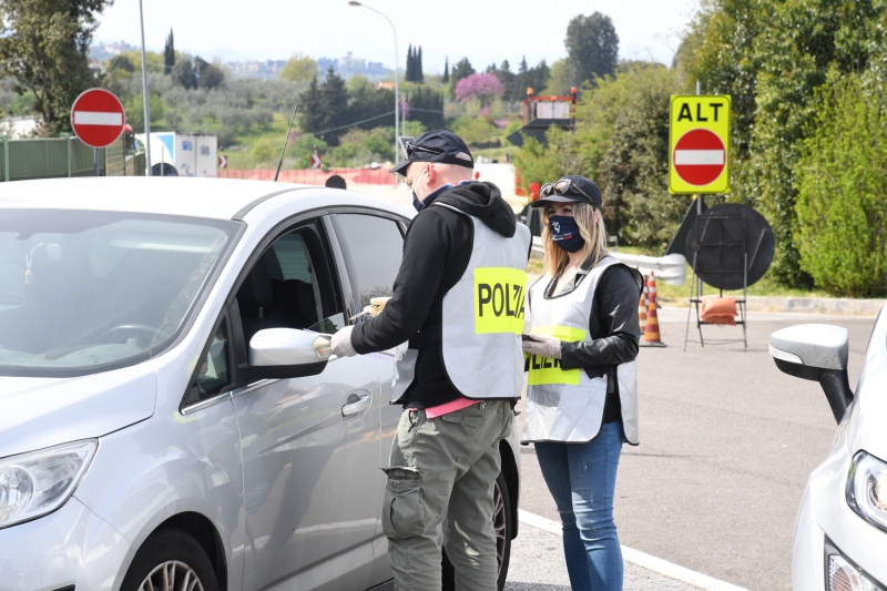 <p>Floransa şehrine giriş çıkışlarda araçlar kontrol ediliyor.<br></p>