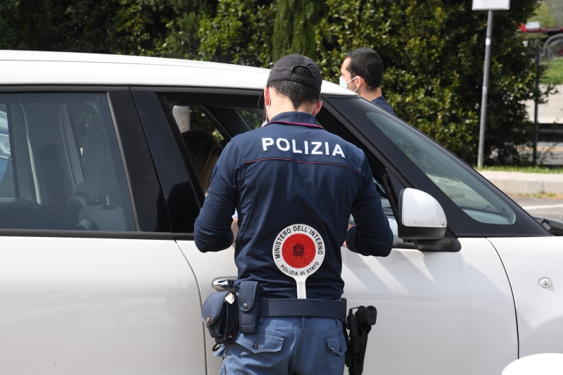 <p>Floransa şehrine giriş çıkışlarda araçlar kontrol ediliyor.</p>