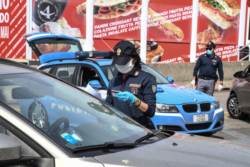 <p>Floransa şehrine giriş çıkışlarda araçlar kontrol ediliyor.</p>