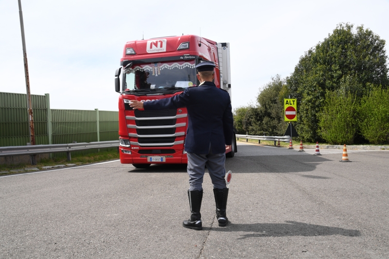 <p>Floransa şehrine giriş çıkışlarda araçlar kontrol ediliyor.</p>