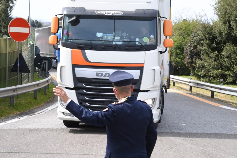 <p>Floransa şehrine giriş çıkışlarda araçlar kontrol ediliyor.</p>