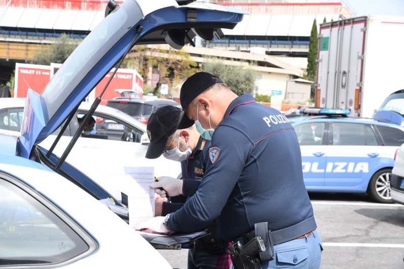 <p>Floransa şehrine giriş çıkışlarda araçlar kontrol ediliyor.</p>