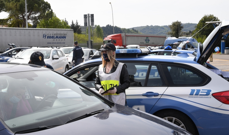 <p>Floransa şehrine giriş çıkışlarda araçlar kontrol ediliyor.</p>