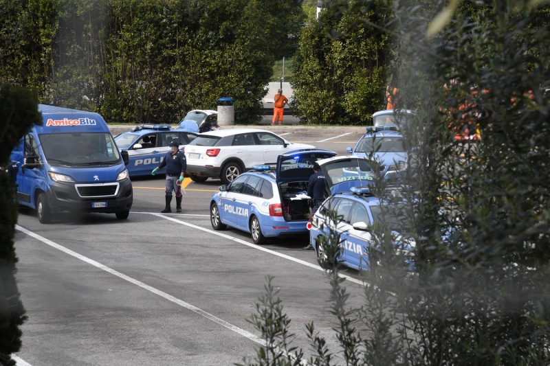 <p>Floransa şehrine giriş çıkışlarda araçlar kontrol ediliyor.</p>