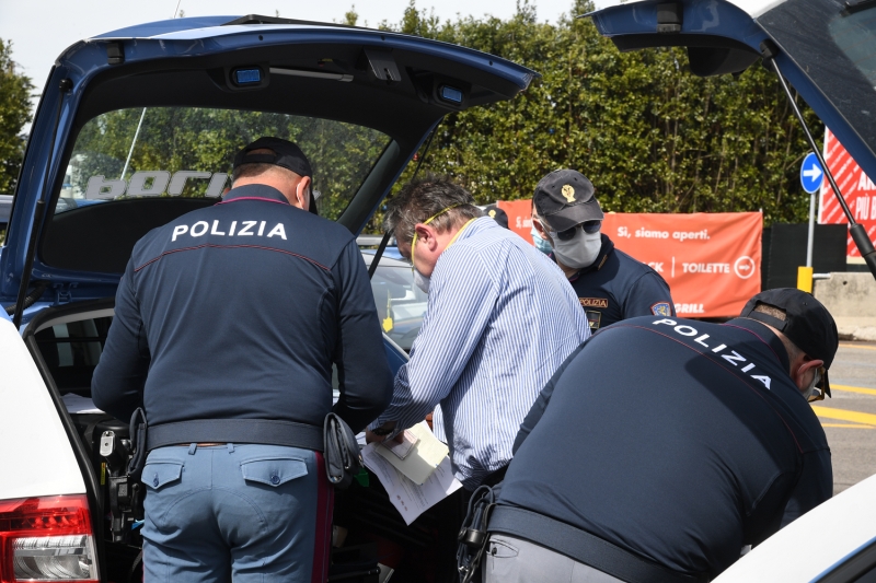 <p>Floransa şehrine giriş çıkışlarda araçlar kontrol ediliyor.</p>