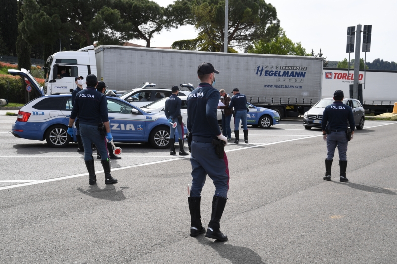 <p>Floransa şehrine giriş çıkışlarda araçlar kontrol ediliyor.</p>