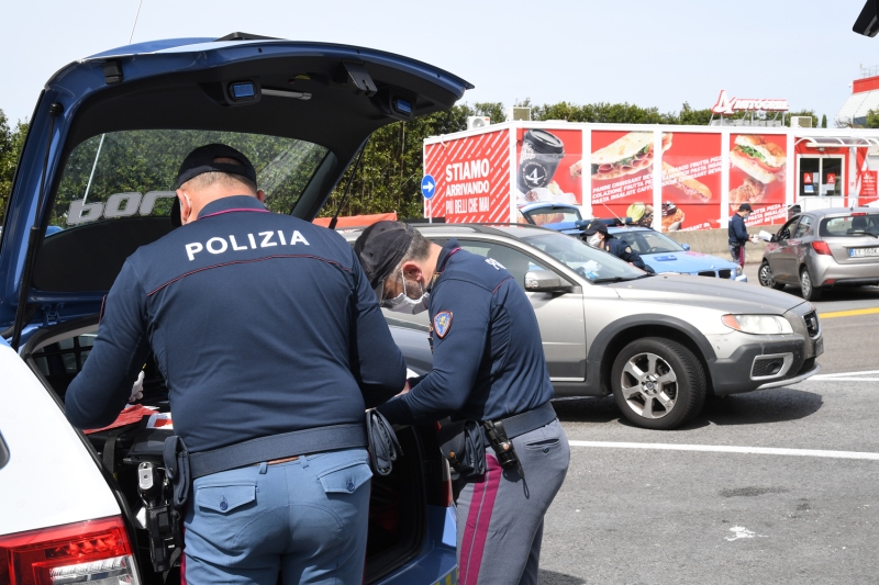 <p>Floransa şehrine giriş çıkışlarda araçlar kontrol ediliyor.</p>