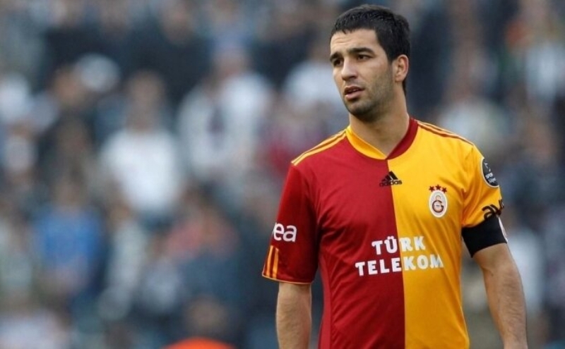 <p><strong>GALATASARAY MESAJI YOLLADI</strong></p><p>'Galatasaray'a transferin olmadı, hedefin ne?' sorusuna Arda Turan, daha önce 'Gönlümde Galatasaray var' sözünü de öne çıkararak, 'Şu anda dünyanın halini görüyorsunuz, herkesin ilk hedefi iyileşmek. Sonrasında eşim ve ailemle doğru kararı vermek istiyorum. Şu ana kadar transferi düşünemedim, bu işler bitsin, umarım gönlümüzdeki yer olur' cevabını verdi.</p>