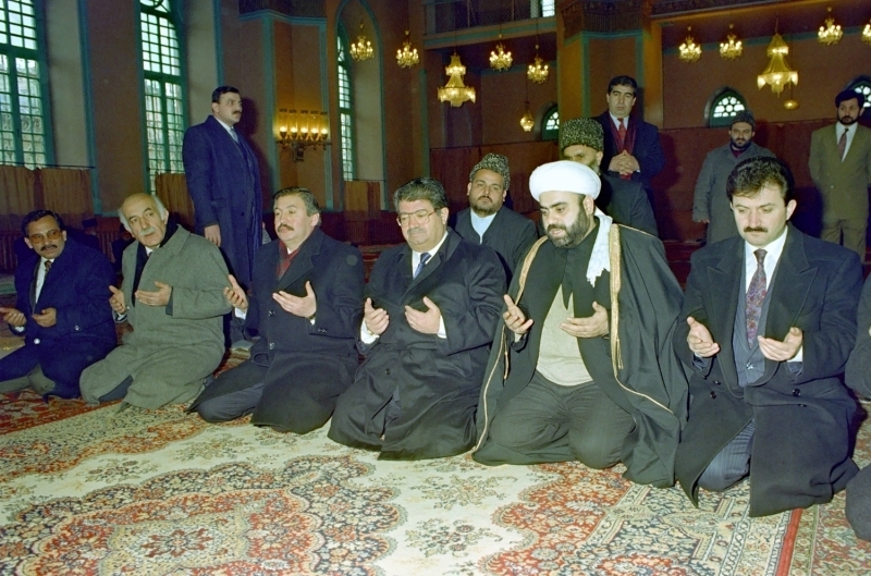 <p>D�nemin Cumhurba�kanl��� S�zc�s� Kaya Toperi ve Ba�yaveri Kurmay Albay Arslan G�ner'e 10 sayfal�k bir K�rt raporu haz�rlatan �zal, ANAP Milletvekili Adnan Kahveci'yi bu konuda yeni bir rapor haz�rlamak �zere g�revlendirdi.&nbsp;<br></p>