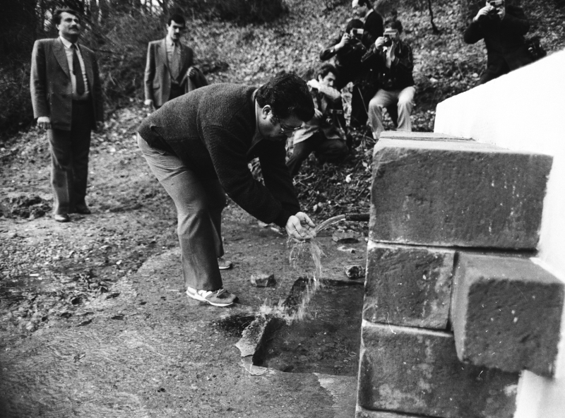 <p>�zal, d�neminin sorunlar�na farkl� bak�� a��lar�yla yakla�arak T�rkiye'nin ekonomik ve sosyal geli�imine �nemli katk�lar sa�lad�.</p><p>G�neydo�u Anadolu B�lgesi'nin su ve toprak kaynaklar�n�n geli�tirilmesini ama�layan 'G�neydo�u Anadolu Projesi (GAP)', 1989'da haz�rlanan 'Master Plan' ile tar�m, sanayi, ula�t�rma, e�itim, sa�l�k, k�rsal ve kentsel alt yap� yat�r�mlar�n� da i�ine alan bir b�lgesel kalk�nma projesine d�n��t�.</p><p>�zal'�n ayr� �nem verdi�i bu proje ile b�lge halk�n�n gelir d�zeyinin art�r�lmas�, ya�am �artlar�n�n iyile�tirilmesi ve b�lgesel geli�mi�lik farklar�n�n giderilmesi ama�land�.</p>