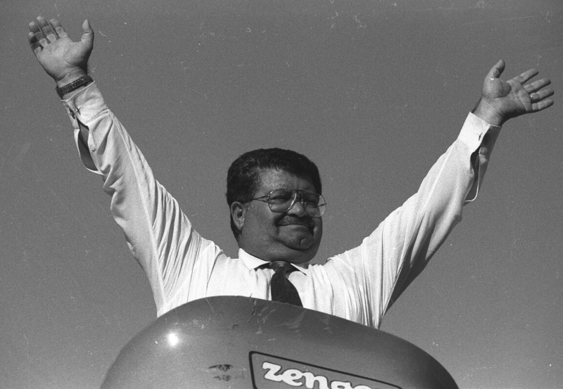 <p>�lk kez sivil inisiyatifi devreye sokan �zal, sorunun ��z�m� i�in pek �ok g�r��me ger�ekle�tirdi ve rapor haz�rlatt�.</p><p>�ankaya K��k�'nde 12 Mart 1991'de Celal Talabani ile g�r��en �zal, ter�r olaylar�n�n ve 'K�rt sorununun' ��z�m� i�in �aba harcad�.�</p>