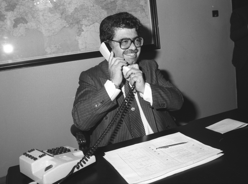 <p>Turgut �zal'�n, sorunun ��z�m�ne ili�kin �abalar�, 17 Nisan 1993'te vefat etmesiyle sonuca ula�amad�. �l�m�nden 19 y�l sonra 2012'de 'cinayet sonucu �ld���' y�n�ndeki iddialar nedeniyle otopsi yap�lmas� i�in �zal'�n mezar� a��ld�.</p>