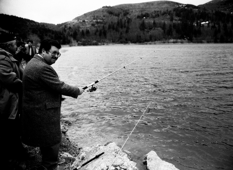 <p>�zal, bu d�nemde kitlelere ula�mak i�in 'orta direk' temas�n� kulland�. �lk olarak ekonomiye y�nelik ad�mlar atan �zal, bu alandaki s�n�rlamalar� kald�rmaya odakland�.</p><p>1983'ten 1991'e kadar aral�ks�z tek ba��na iktidarda kalmay� ba�aran Anavatan Partisi, 1996-2002 y�llar�nda da koalisyon h�k�metlerinin i�inde yer ald�.</p>