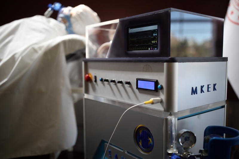 <p>Milli Savunma Bakanlığının yeteneklerini geliştirerek koruyucu sağlık malzemesi üretiminde önemli adımlar attıklarını ifade eden Akar, şunları söyledi:</p>