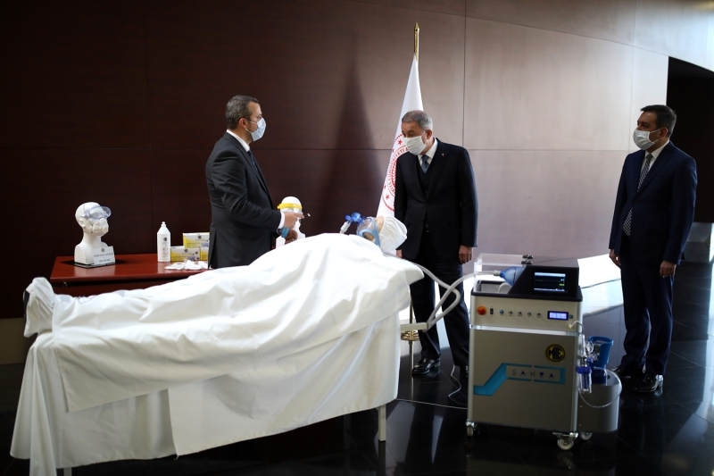 <p>'Maske, tulum, dezenfektan üretimi devam ediyor. Üretim kapasitemizi her geçen gün daha da artırıyoruz. Silahlı Kuvvetlerimizin, Sağlık Bakanlığı aracılığıyla da halkımızın ihtiyacını karşılamayı sürdürüyoruz. Diğer taraftan dost ve müttefik ülkelerin de ihtiyacını karşılamak için Sayın Cumhurbaşkanımızın talimatları doğrultusunda gerekli tedbirleri almaya devam ediyoruz. Bu arada tasarımı ve üretimi tamamen yerli ve milli olan Sahra mekanik solunum cihazını da üretmiş bulunuyoruz. Bu bir prototip. Önümüzdeki günlerde arkadaşlarımız bunları geliştirecek. Sağlık Bakanlığındaki ilgili birimler ve diğer birimler tarafından bunların onaylanma süreci var. Bunu olabildiğince hızlandırmak suretiyle bunun seri üretimini gerçekleştireceğiz.'</p>