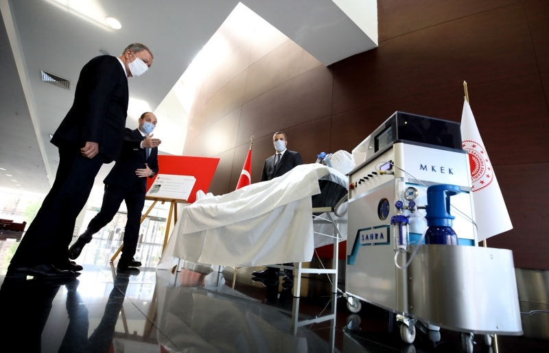 <p>'Koronavirüs ile amansız bir mücadele içindeyiz. Bu mücadelede Silahlı Kuvvetler olarak biz de ülke genelinde alınan tedbirlere paralel olarak çeşitli tedbirler aldık, almaya devam ediyoruz. Bizim temel amacımız Mehmetçik'i, Türk Silahlı Kuvvetlerini olabildiğince bu musibetten korumaktır. Bunun için tedbirlerimizi aralıksız ve tavizsiz sürdürmeye devam ediyoruz. Bu tedbirlerin temelinde ise hareketliliğin durdurulması söz konusu. Bu konuda ülke çapında birçok tedbir alındı, alınmaya devam ediliyor. Biz de hareketi minimize etmeye yönelik üzerimize düşen tedbirleri almayı sürdürüyoruz. Bu kapsamda bedelli askerlik alımını durdurduk. Bunu erteledik, askerlik görevini daha sonra bir ay süreyle yapacaklar. Bu arada celpleri de durdurduk. Celpler de durduğu için Silahlı Kuvvetlerimizin ihtiyacını karşılayabilmek, büyük ve kahramanlıkla sürdürülen 6 büyük operasyonunun kazasız, belasız devamı için mevcut askerlerimizin de kalması gerekiyor. Dolayısıyla bu bakımdan terhisleri de erteleme durumu söz konusuydu. Bu yapıldı. Bu mücadelenin hep birlikte omuz omza sürdürülmesi gerekiyor. Halkımızın bugüne kadar Silahlı Kuvvetlerine gösterdiği sevgi, güven ve duasını bu konuda da göstermesini bekliyoruz. Bugünler önemli günler. Bu konudaki önlemleri omuz omza alarak hep birlikte inşallah sağlıklı günlere ulaşacağız.'</p>