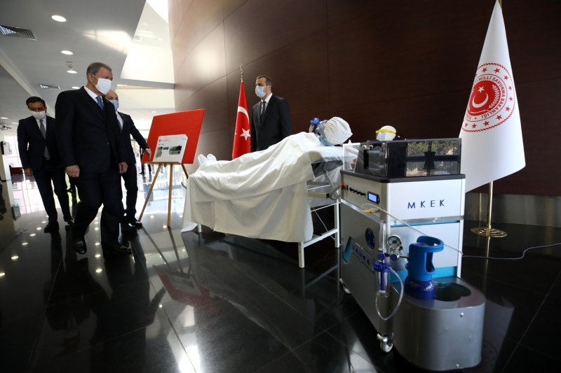 <p>Tamamen yerli ve milli imkanlarla üretilen cihazın tasarımında ve üretiminde emeği geçenleri tebrik eden Akar, 'Bir taraftan Silahlı Kuvvetlerin, diğer taraftan da değerli halkımızın ihtiyaçlarını karşılamak bakımından Sağlık Bakanlığı ile koordineli olarak bu faaliyetlerimizi sürdürmeye devam edeceğiz.' ifadelerini kullandı.</p>
