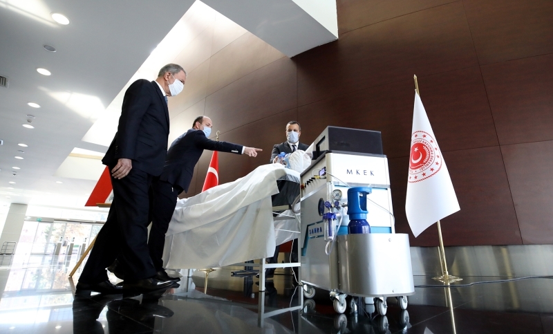 <p>Mehmetçik ailelerine bir mesajının olup olmadığı sorulan Akar, 'Bizim esas amacımız; Mehmetçiğimizin, Türk Silahlı Kuvvetlerimizin ve halkımızın sağlığını korumaktır. Mehmetçiğimizin kıymetli aileleri tüm faaliyetlerimizde, operasyonlarımızda sevgisiyle güveniyle ve duasıyla bizleri destekledi. Bu konuda da Mehmetçiğimizin kıymetli ailelerinden sabırla bizi desteklemelerini bekliyoruz.' ifadelerini kullandı.</p>