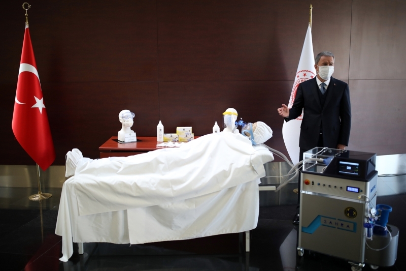 <p>Sahra'nın dünyadaki benzerlerine oranla çok daha ucuza mal edildiğini vurgulayan Akar, 'Hedefimiz, haftada 500 adet mekanik solunum cihazı üretmek.' diye konuştu.</p>