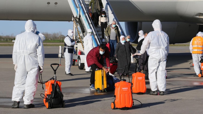 <p>zel kyafetli salk grevlileri uaa girerek, yolcularn atelerini lt yapt.</p>