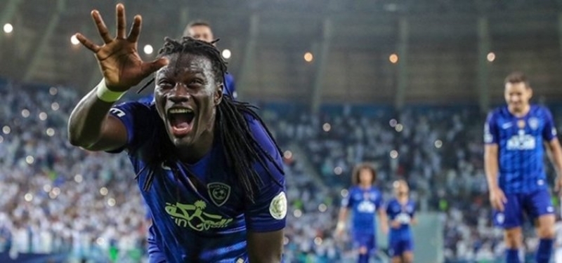 <p>Takmdan ayrld gnden bu yana ad Galatasaray ile srekli anlan Gomis, getiimiz gnlerde sosyal medya hesab zerinden bir paylamda bulunmu ve 'Babamla (Fatih Terim) birlikte hikayemizi sonlandrmak iin bir gn geri dneceim' ifadesini kullanmt.<br></p>