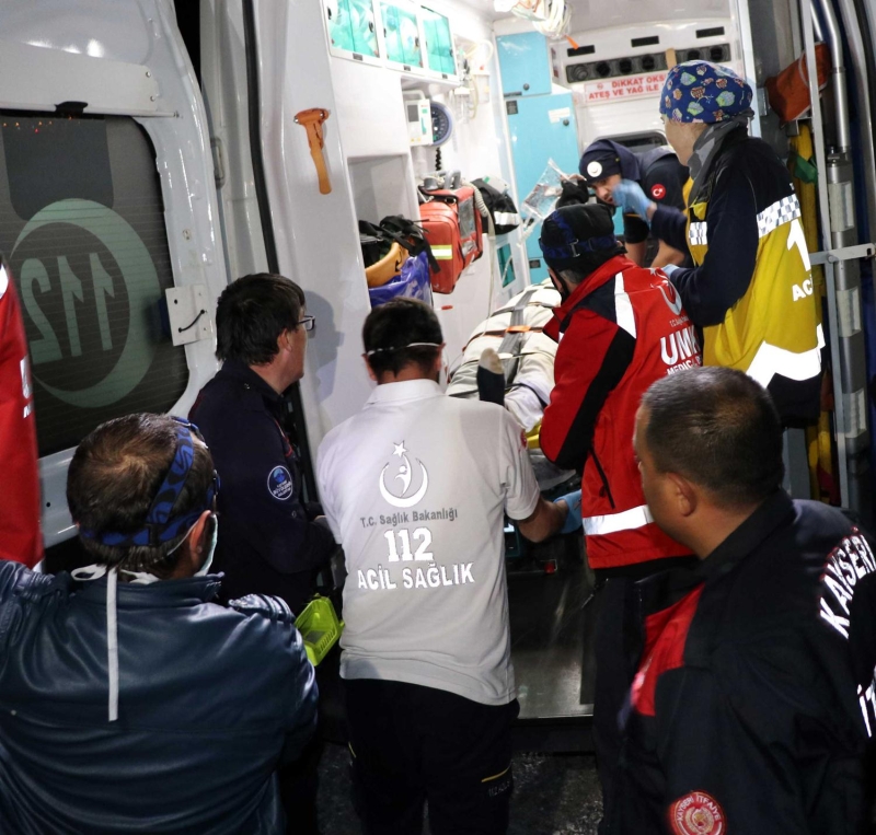 <p>Akbulut, dengesini kaybederek 3 metre yüksekliğindeki kayalıkların arasına düştü.</p>