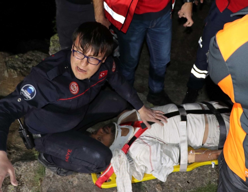 <p>Bugün saat 17.30 sıralarında vadide koyunlarını otlatan bir çoban Akbulut'u görerek, durumu polis, sağlık ve itfaiye ekiplerine bildirdi. İhbar sonrası olay yerine AFAD, UMKE, itfaiye, sağlık ve polis ekibi sevk edildi.</p>