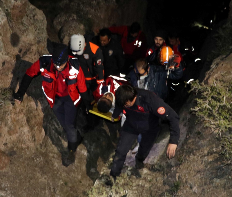 <p>Genç adam ise sıkıştığı kayalıkların arasından kurtarılmayı bekledi. </p>