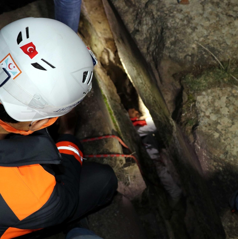 <p>Yaklaşık 3 saat süren çalışmanın ardından Akbulut bulunduğu yerden çıkarıldı.</p>