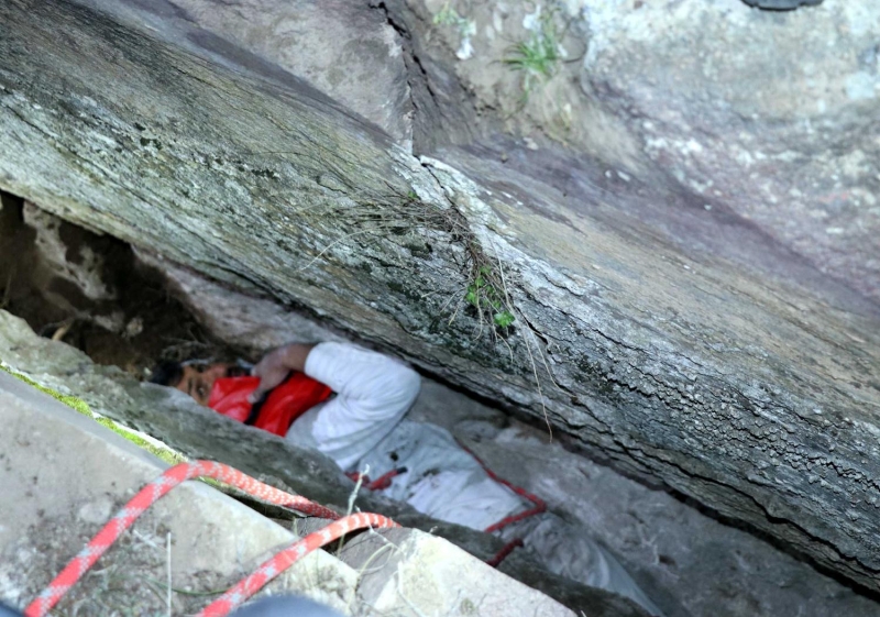 <p>Ekipler yaklaşık 1 kilometre sedyeyle yaralıyı ambulansa taşıdı.</p>