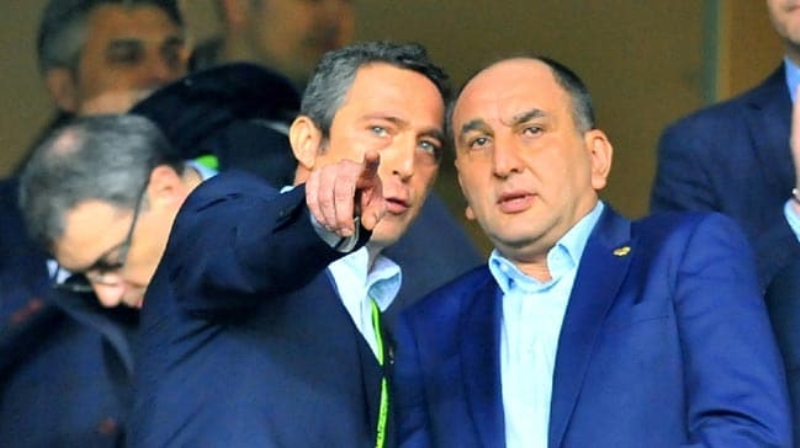 <p>Ynetim kurulu yeleri Semih zsoy ve Selahattin Baki ile toplantlar yapan Bakan Ali Ko, zm nerileri zerinde gr al veriinde bulunuyor.</p>