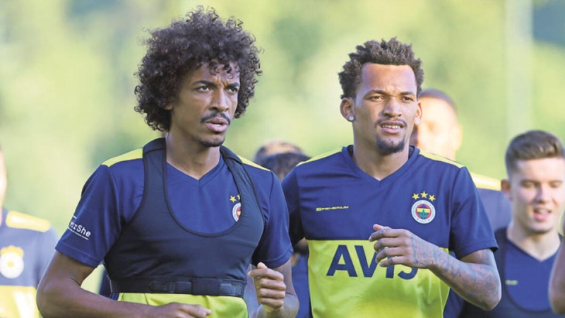 <p>LUZ GUSTAVO VE JALSON </p><p><br></p><p>Ancak Fenerbahe'ye beklenmedik bir haber geldi. Sabah Gazetesi'nde yer alan habere gre; Trkiye'de forma giyen Brezilyal oyuncular maa indirimi konusunda tek ses olmak zere harekete geti. Fenerbahe'den Luiz Gustavo ve Jailson da bu gruba dahil oldu.</p>