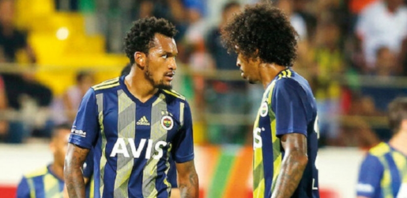 <p>ALACAKLARI N ISRARCI OLDU </p><p><br></p><p>Brezilyallar ekonomik durumun farknda olduklarn, kulplerini bu dnemde zorlamann anlam olmad konusunda anlatlar. Ancak Brezilyal futbolcular ortak bir karar verdiler ve eski dnemden kalan paralarn alma konusunda srarc olacaklar.</p>