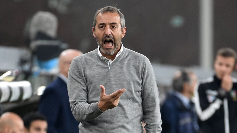 <p>Yaş ortalaması düşük ekiplerle çalışmayı tercih eden 52 yaşındaki Giampaolo, 2019 yazında göreve geldiği Milan'da beklentileri veremedi ve 7 maçlık maceradan sonra koltuğunu Stefano Pioli'ye bıraktı.</p>