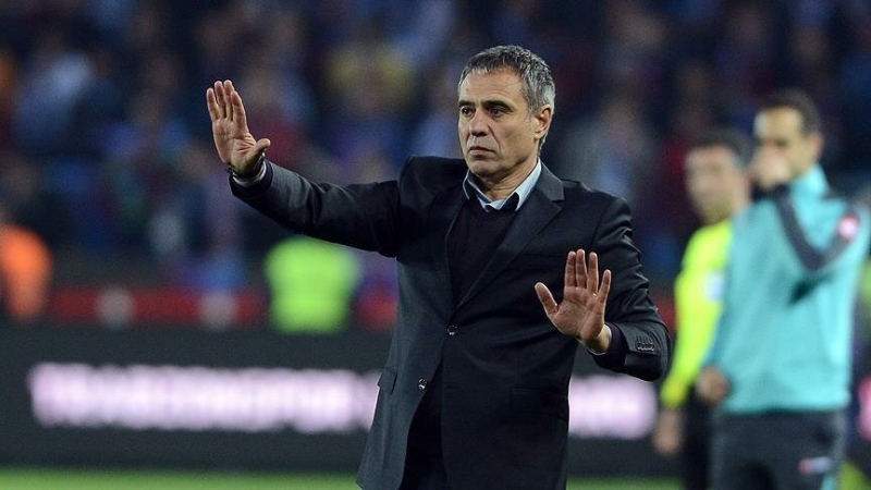 <p><b>'YETENEK, FUTBOLCUYU BİR YERE KADAR GETİRİR'</b></p><p>Genç futbolcuların gelişimi konusunda konuşan Ersun Yanal, 'İyi bir altyapı eğitimi alanlar, sosyal psikolojik ortamda bulunduğunu, başarıyı hazmedecek önemli bir karaktere sahip olma. Ekibin buradaki önemli fark ediyor. Yetenek futbolcuyu bir yere kadar getirir. Ondan sonraki süreç mental hazırlık, sosyokültürel hazırlıkla devam eder.' şeklinde konuştu.</p>