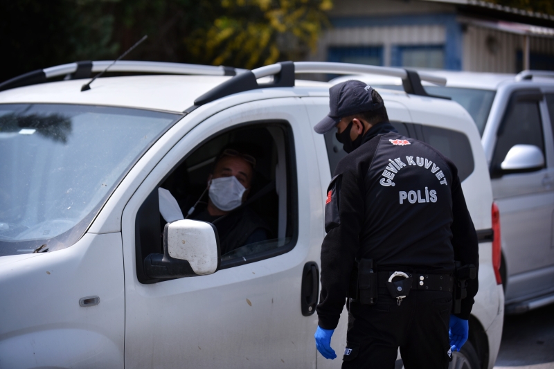 <p>Hangi şartlarda seyahat izin belgesi alınır? vatandaşların merak ettiği diğer konular arasında yer alırken bilindiği üzere İçişleri Bakanlığı yayınladığı genelgede kısıtlamanın 30 büyükşehir ve Zonguldak il sınırları bölgelerini kapsadığını duyurmuştu. </p>