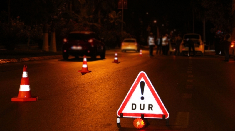 <p><b>İÇİŞLERİ BAKANLIĞI'NDAN YENİ GENELGE<br></b><p><b><br></b></p></p><p>Bakanlığın valiliklere gönderdiği genelgede fiziksel temas, solunum vb. yollarla çok hızlı bulaşabilen ve enfekte olan insan sayısını tüm Dünyada hızlı şekilde yükselten Koronavirüs (Kovid-19) salgınının, halk sağlığı açısından oluşturduğu riski yönetebilmek adına sosyal hareketliliği ve kişiler arası teması azaltarak sosyal izolasyonun mutlak şekilde sağlanmasının önemi vurgulandı.</p>