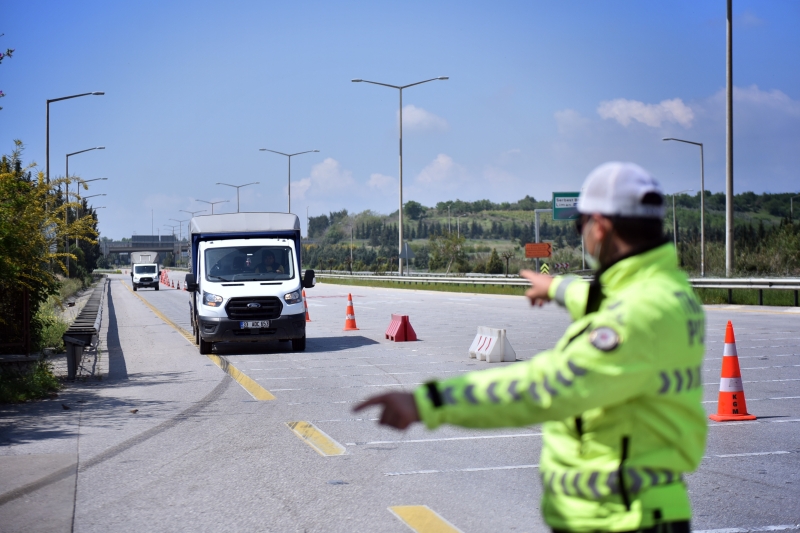 <p><b>SEYAHAT İZİN BELGESİ KİMLERE VERİLİR? <br></b><p><b><br></b></p></p><p>İçişleri Bakanlığı, araç giriş kısıtlamasına ilişkin istisnaları belirleyen ek genelgeyi valiliklere gönderdi. Uygulamaya ilişkin istisnalara yer verilen genelgede Seyahat İzin Belgesi alabilecek kişiler şu şekilde sıralandı:</p>