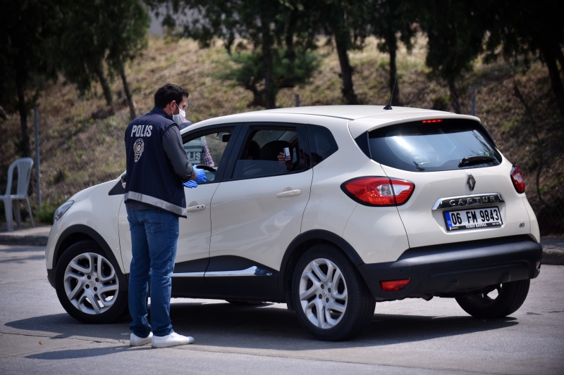 <p><b>SEYAHAT İZİN BELGESİ BAŞVURU HATTI NEDİR? <br></b><p><b><br></b></p></p><p>Genelgeye göre, Seyahat İzin Belgesi isteyen kişiler, İçişleri Bakanlığına ait 'Alo 199' hattı üzerinden seyahat izin belgelerini temin edebilecekler.</p>