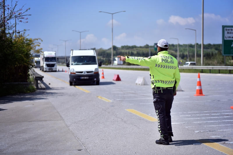<p>Seyahat İzin Belgeleri, özel araçlar için yolcu taşıma kapasitesi ile sınırlı, D2 yolcu taşıma belgesine sahip maksimum 20 yolcu kapasiteli ticari araçlar için ise yolcu sayısı kapasitesinin yarısını geçmemek şartıyla kullanılabilecek.</p>