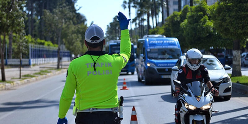 <p>Bakanlığın valiliklere gönderdiği genelgede fiziksel temas, solunum vb. yollarla çok hızlı bulaşabilen ve enfekte olan insan sayısını tüm Dünyada hızlı şekilde yükselten Koronavirüs (Kovid-19) salgınının, halk sağlığı açısından oluşturduğu riski yönetebilmek adına sosyal hareketliliği ve kişiler arası teması azaltarak sosyal izolasyonun mutlak şekilde sağlanmasının önemi vurgulandı.</p>