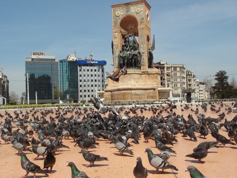 <p>Kentin en kalabalık mekanlarından olan Taksim Meydanı ise güvercinlere kaldı.</p>