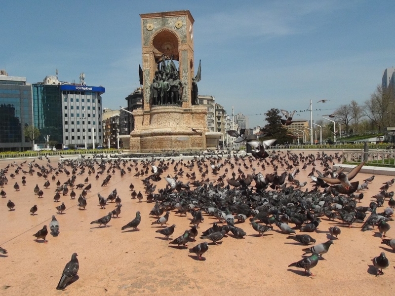 <p>Koronavirüs (Covid-19) salgını önleme çalışmaları kapsamında 2 günlük sokağa çıkma kısıtlamasına uyulmasıyla İstanbul’un büyük ölçüde boş olduğu görüldü.</p>