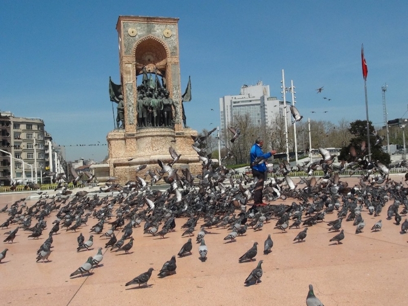 <p>Öte yandan, Taksim Camii’nden vatandaşlara “evde kalın” çağrılarının da yapıldığı da görüldü.</p>